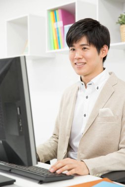 Ofiste çalışan Asyalı genç işadamının portresi