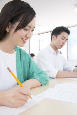 Üniversitede okuyan genç Asyalı öğrenciler