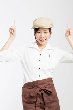 Asyalı kadın aşçının portresi. Parmaklarıyla işaret ediyor.