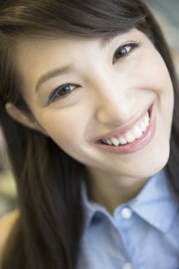 Ofisteki genç bir kadının portresi.