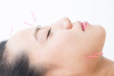 Güzel Japon Kadın Güzellik Merkezi 'nde Akupunktur Muayenesi Yapıyor