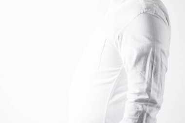 Beyaz gömlek giyen şişman bir adam. Stüdyo resmi