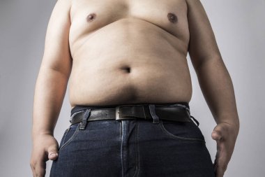 Koca göbekli şişman bir adam. Şişman adam. Stüdyo resmi