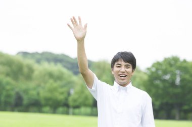 Parktaki genç Asyalı adam. 