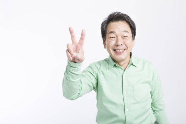 Usta Asyalı işadamı el hareketi yapıyor. 