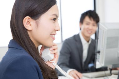 Ofisinde telefonu olan bir iş kadını.