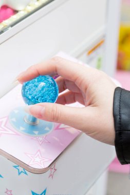 Yumuşak oyuncaklarla kumar oynayan kadın