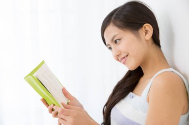 Genç Asyalı kadın kitap okumak