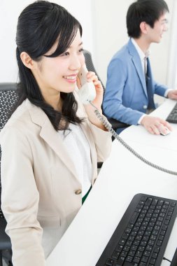 Genç Asyalı çalışanlar ofiste çalışıyor.