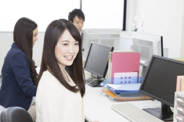 Ofiste çalışan gençler. Japon ofis çalışanları