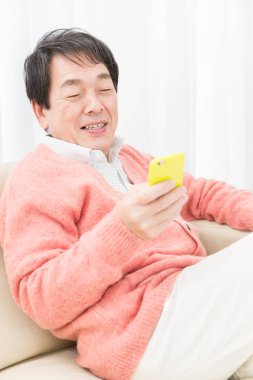 Asyalı adam akıllı telefon kullanma