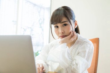 ofiste çalışan Asyalı kadın