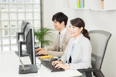 Modern ofisinde çalışan genç iş adamları