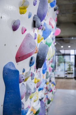 Spor salonundaki tırmanma duvarı manzarası