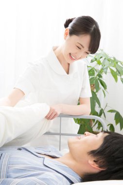 Hemşire ve hasta hastane koğuşunda