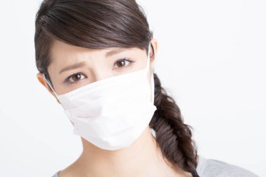 Yüz maskesi takan Asyalı kadın, yakın plan.