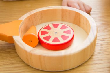 Tahtadaki çocukların tahta oyuncakları.