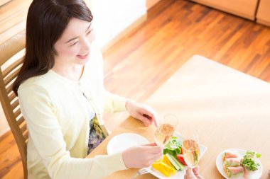 Asyalı kadın ve adam şampanya içiyor. 