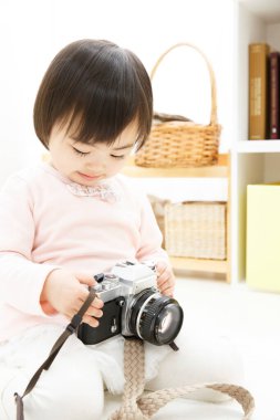 Evde kamerası olan Asyalı bir kız bebek. 