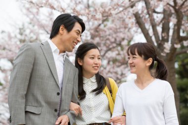 Park 'ta kızı olan Asyalı çift. 