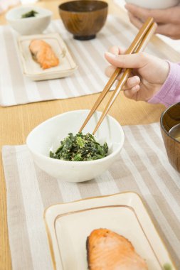 Yakın plan - çocuğunu besleyen kadının görüntüsü 