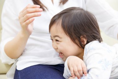 Anne ve kızı oynuyorsun