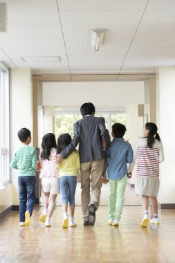 Koridorda yürüyen okul çocukları ve erkek öğretmenin arka plan görüntüsü 
