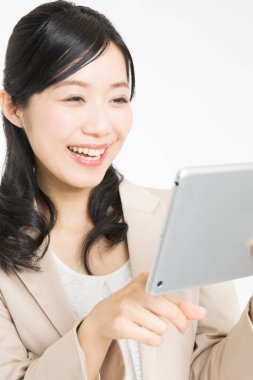 Beyaz arka planda tablet bilgisayar kullanan güzel Japon iş kadınının portresi 