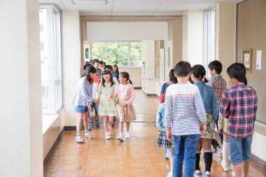 Mola sırasında koridorda Asyalı çocuklar vardı. 