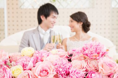 Güzel, mutlu, genç bir çift ellerinde şampanya kadehleri