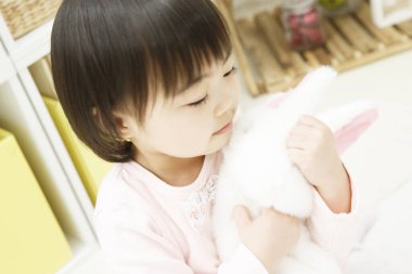 Küçük kız onu oyuncakla oynamak