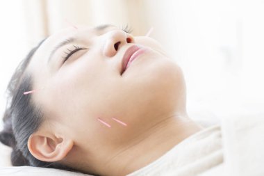 Güzel Japon Kadın Güzellik Merkezi 'nde Akupunktur Muayenesi Yapıyor