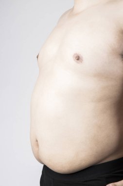 Beyaz arka planda koca göbekli kilolu bir adamın kesilmiş fotoğrafı.