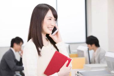 Akıllı telefonlu bir iş kadını. 