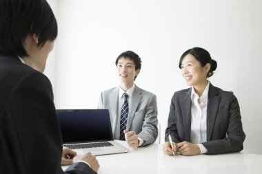 Ofiste toplanan kendinden emin genç iş adamlarının portresi.