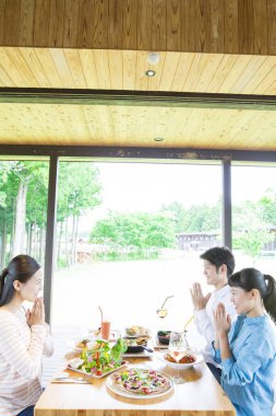 Aile yemekten önce yemek masasında dua eder.