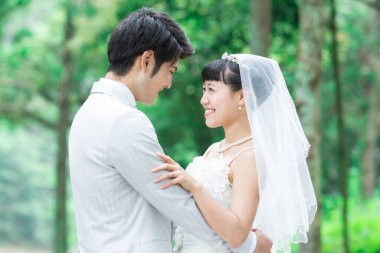 Parkta poz veren Asyalı gelin ve damat 