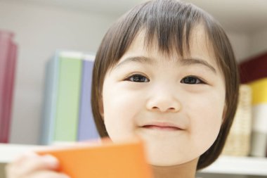 Asyalı kızı kartla kapat.