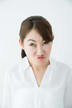 Komik yüzlü genç bir kadın.