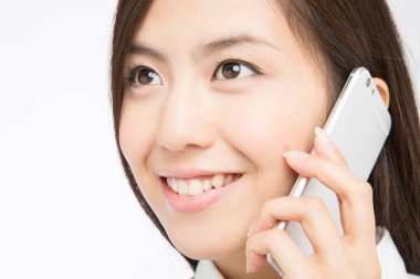 Asyalı iş kadınının akıllı telefondaki portresi 