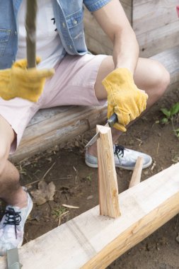 Ormanda odun kesen bir adam.