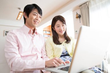 Çift birlikte evde bilgisayar kullanma 