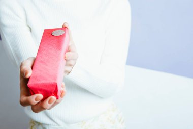 Kız ona ellerine bir hediye ile