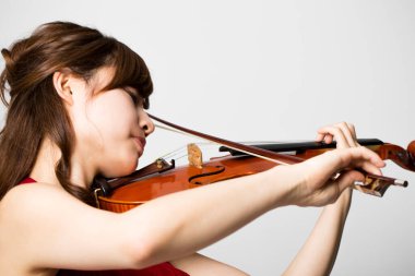 Keman çalan genç kadın, manzarayı kapat. 