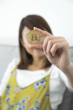 Bitcoin elinde tutan kadın.