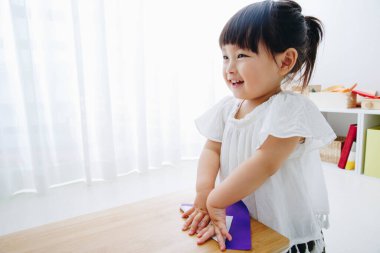 Oturma odasında oynayan küçük tatlı bir Japon kız.