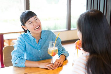 Japon kadınları kokteyl içip barda konuşuyorlar.