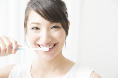 Diş fırçası olan kadın.