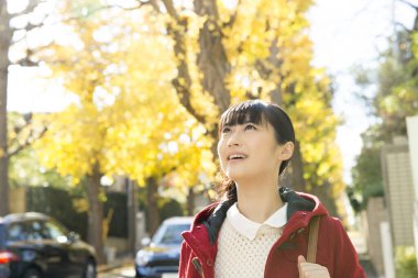 Sonbahar parkındaki genç Japon kız.