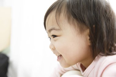 Küçük kız bir odada oynuyor..